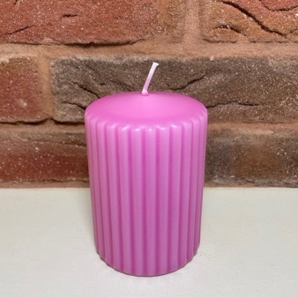 Stumpenkerze in Rosa mit Rillen-Design